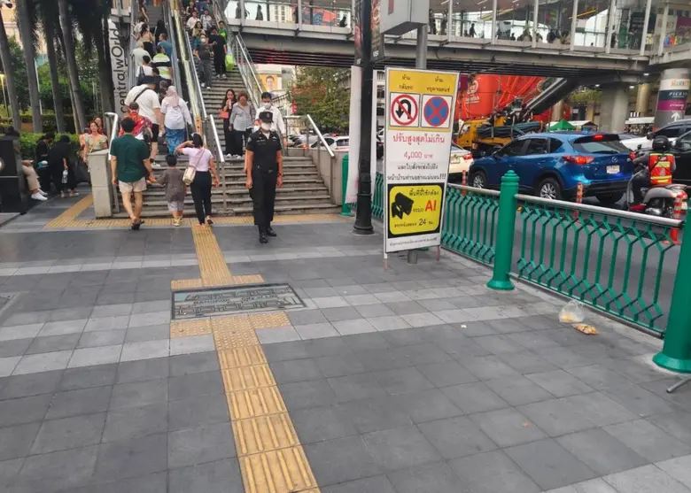 เขตปทุมวันกวดขันหาบเร่แผงลอย-นักดนตรีเปิดหมวกบริเวณหน้าศูนย์การค้าเซ็นทรัลเวิลด์