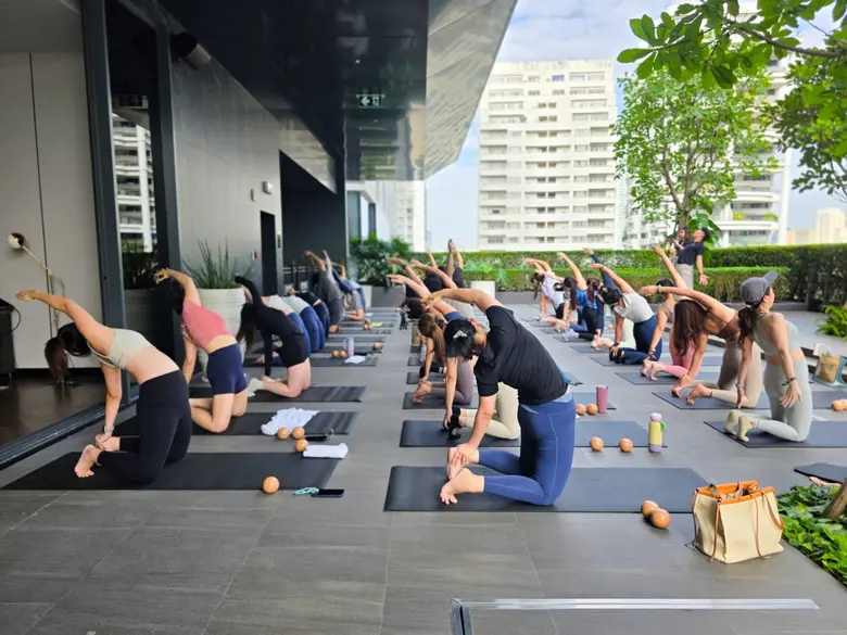 สเตย์บริดจ์ สวีท แบงค็อก สุขุมวิท จัดกิจกรรม "Soak &amp; Stretch" คลาสพิลาทิสริมสระว่ายน้ำ ร่วมกับ Kaew Pilates Studio