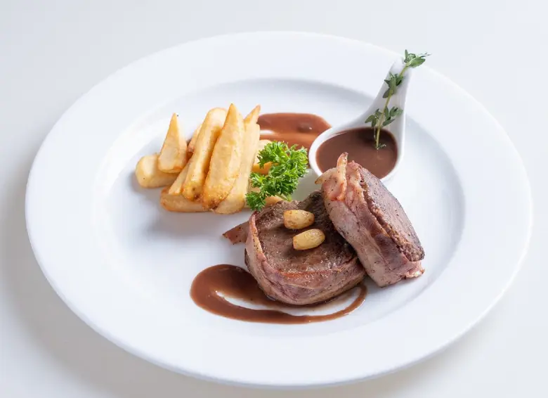 พร้อมเสิร์ฟเซตเมนูอาหารรสเลิศสไตล์ยุโรป สำหรับมื้อสังสรรค์ธุรกิจ หรือ ดินเนอร์กับคนพิเศษ ณ ห้องอาหารเลอ มาแรงน์ โรงแรมเคปราชา ศรีราชา