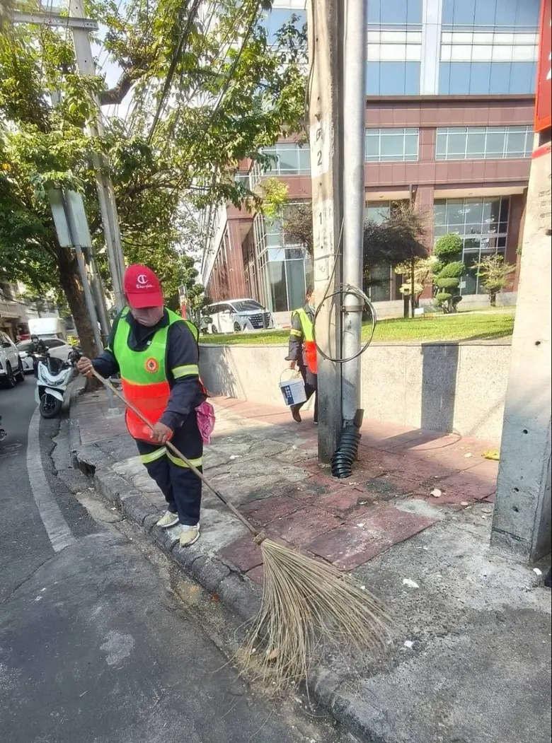 เขตบางรักแก้ปัญหานกอีกาคุ้ยเขี่ยขยะบนทางเท้า ถ.สีลม เพิ่มรอบเก็บขยะ-กำชับทิ้งให้ถูกเวลา