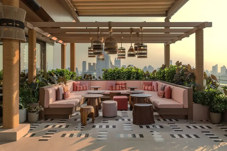 ม็อกซี่ แบงคอก ราชประสงค์ เติมจังหวะเมืองด้วยแพ็กเกจจัดงานอีเวนต์ที่ สาโท ซัง รูฟท็อป บาร์ เปลี่ยนทุกโอกาสให้กลายเป็นช่วงเวลาพิเศษบนรูฟท็อป