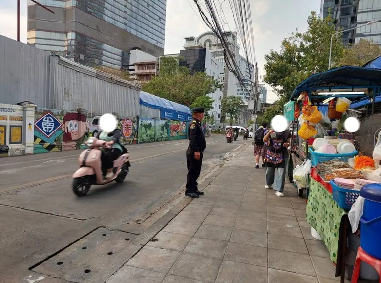 เขตบางรักแก้ปัญหาการตั้งร้านค้ากีดขวางทางเท้าบริเวณซอยศึกษาวิทยา จัดเจ้าหน้าที่กวดขันต่อเนื่อง