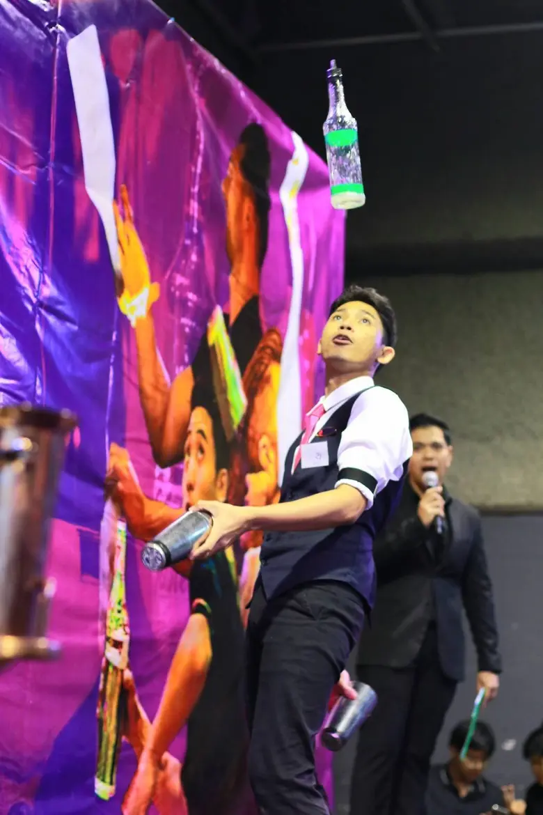 SPU ปั้นตัวจริง! นักศึกษาวิทยาลัยการบินฯ คว้ารองแชมป์ Flair Bartender ระดับประเทศ