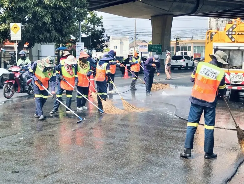เขตสายไหมแก้ไขจุดเสี่ยงผิวถนนลื่นหน้าศูนย์กำจัดขยะมูลฝอย ถ.สุขาภิบาล 5