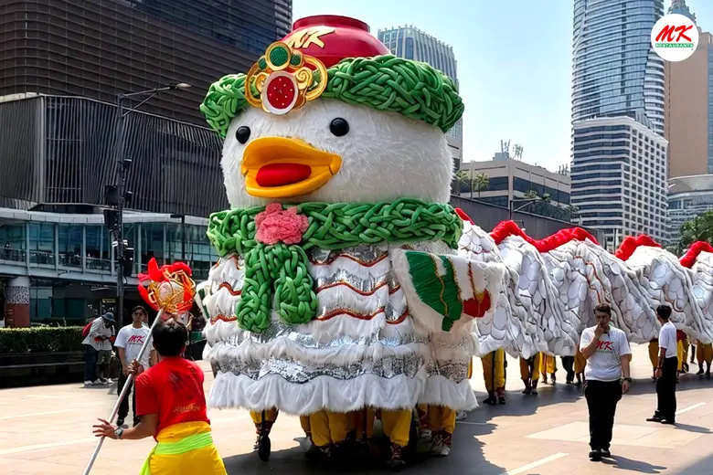 สมศักดิ์ศรีเจ้าตลาด MK 'เชิดเป็ดมหามงคล' เล่นใหญ่ฉลองตรุษจีน