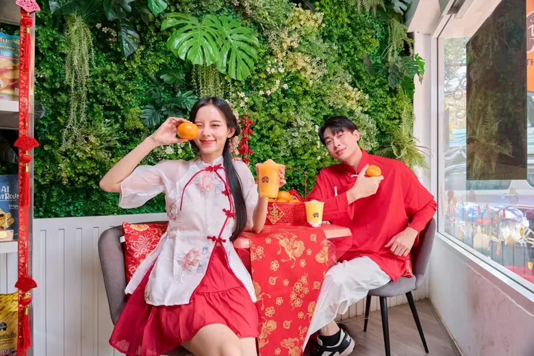 พันธุ์ไทย ปล่อยแคมเปญ "ปีม้าห้าเฮง" ต้อนรับตรุษจีน ชูกลยุทธ์ Cultural Marketing จุดกระแสผ่าน "เจ๊แต๋ว" จัดเต็มทุกความปังทั้งเมนูพิเศษ แก้วมงคล และของขวัญสุดเฮง