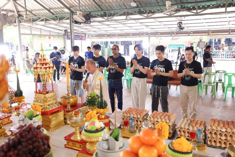 "ไฟว์สตาร์ โปรดักชั่น" ส่งทีมผู้กำกับและเหล่านักแสดงนำ "พี่นาค 5" บินด่วนกราบสักการะและทำพิธีบวงสรวงท่านปู่ศรีสุทโธและท่านย่าศรีปทุมมา ณ คำชะโนด