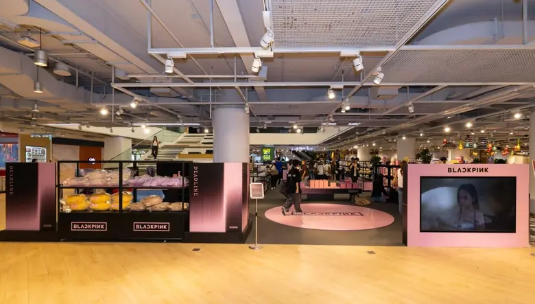 ครั้งแรก! สยามดิสคัฟเวอรี่ ร่วมกับ KPOPMERCH มอบความสุขให้ BLINK ไทย กับ "BLACKPINK DEADLINE OFFICIAL POP-UP IN BANGKOK" สุดเอ็กซ์คลูซีฟ