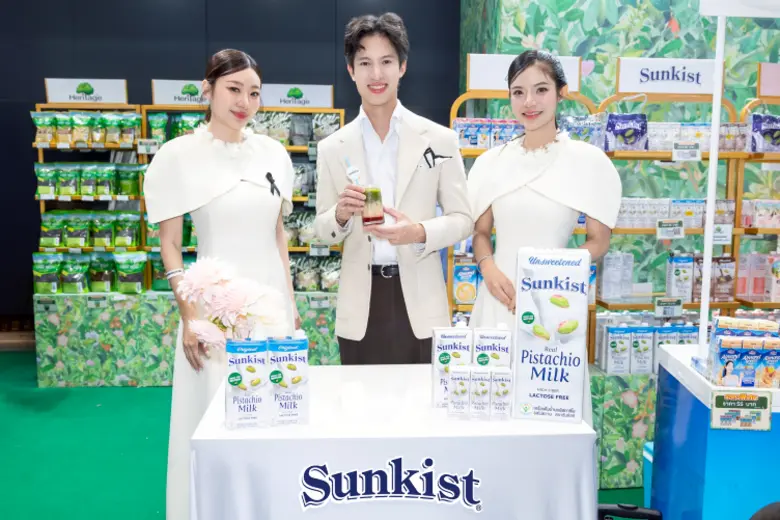 ส่องเมนูเด็ด! มาร์ค ธนัท โชว์ฝีมือชง "Sunkist Strawberry Matcha Latte" เอาใจสายเฮลตี้ ในงานออกร้านคณะภริยาทูตครั้งที่ 59