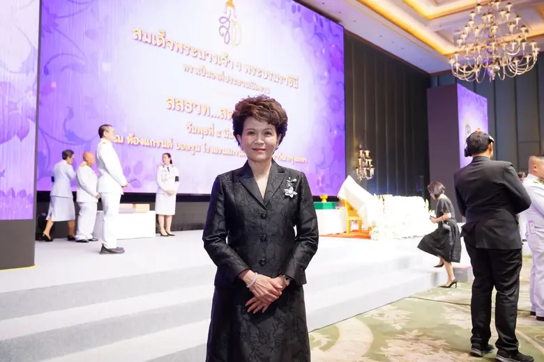 ดร.รัชนีพร พุคยาภรณ์ พุกกะมาน อธิการบดี ม.ศรีปทุม เข้ารับพระราชทานเข็มเกียรติคุณ "สสธวท…สตรีทรงพลัง" จากสมเด็จพระนางเจ้าสุทิดาฯ พระบรมราชินี