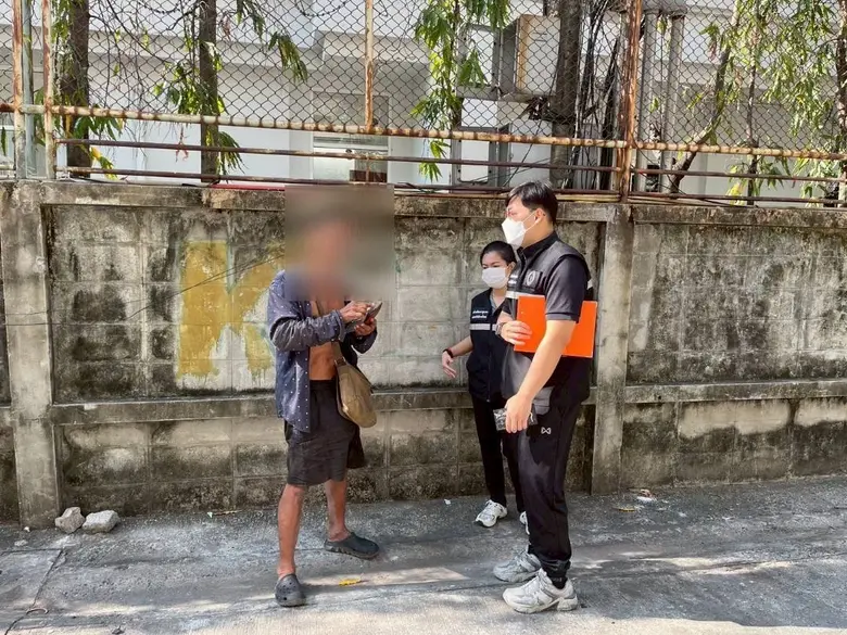 เขตคลองเตยลงพื้นที่แก้ปัญหาข้อร้องเรียนบุคคลเร่ร่อนในที่สาธารณะ คืนความเป็นระเบียบเรียบร้อยให้ชุมชน