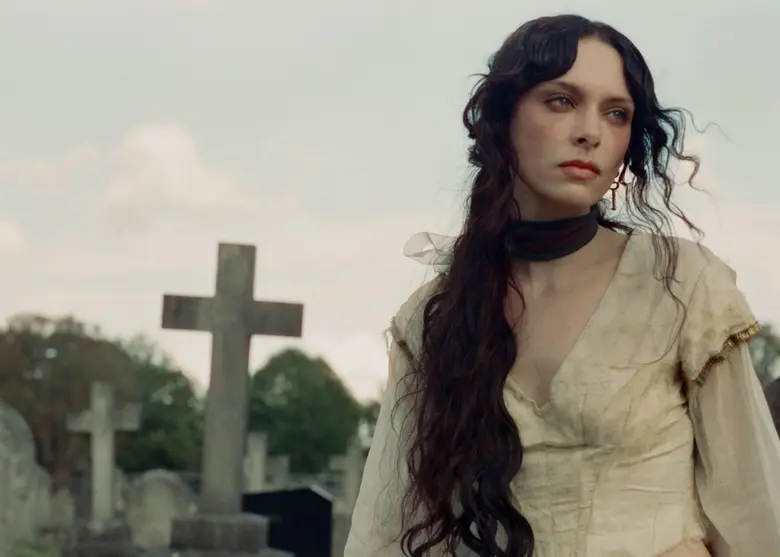 "Cruel World" เพลงป็อปฟังเพราะจาก Holly Humberstone ศิลปินสาวจากอังกฤษ ถ่ายทอดด้านสุข-เศร้าของรักทางไกลได้อย่างลึกซึ้ง รอฟังอัลบั้มใหม่ 10 เม.ย. นี้