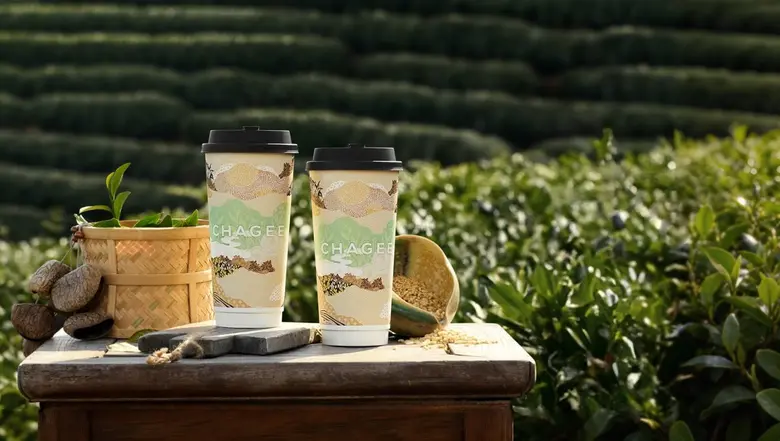 โฮจิฉะมาแรง! CHAGEE เปิดตัว Hojicha Genmai Milk Tea ขึ้นแท่นเมนูใหม่ประจำซีซัน Hojicha Genmai Milk Tea ความหอมคั่วละมุน พร้อมเสิร์ฟถึงมือคนไทย