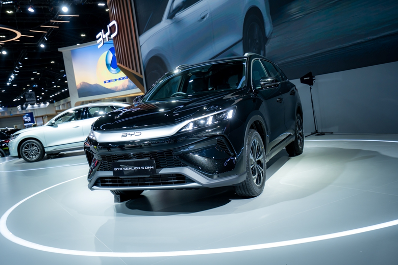 บีวายดี ประเทศไทย จับมือ เรเว่ ออโตโมทีฟ สร้างประวัติศาสตร์ครั้งใหม่ของวงการยานยนต์ ครั้งแรกของโลก! กับการเปิดตัวรถยนต์ใหม่ถึง 4 รุ่นพร้อมกัน ภายใต้แบรนด์BYD