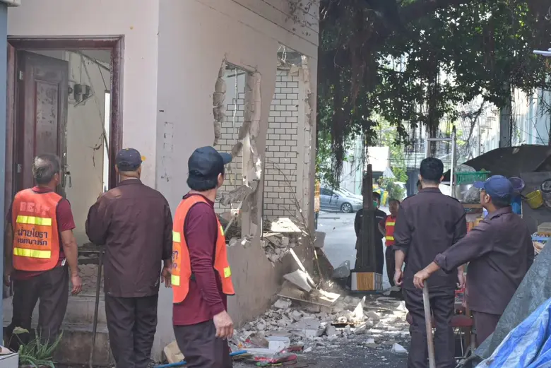 เขตบางรักรื้อถอนสิ่งปลูกสร้างรุกล้ำพื้นที่สาธารณะบริเวณชุมชนซอยหลังวัดแก้วแจ่มฟ้า คืนพื้นที่ให้ประชาชนสัญจรได้สะดวกปลอดภัย