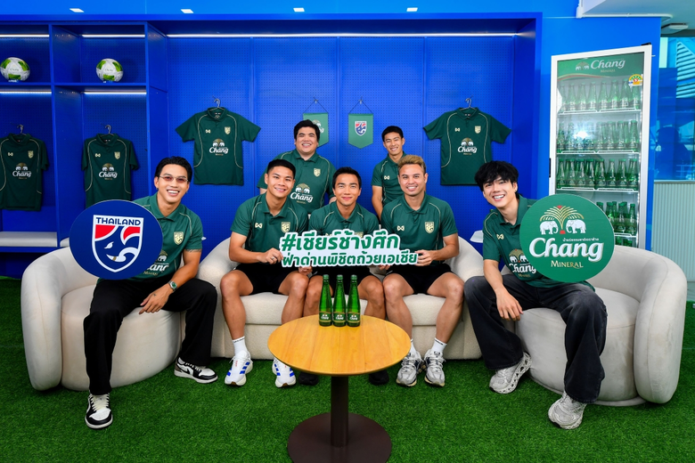 น้ำแร่ธรรมชาติตราช้าง จัดทัพกองเชียร์ นำโดย นิกกี้-ลีซอ-แจ็ค-จีโน่ บุกแคมป์ทีมชาติให้กำลังใจทัพช้างศึก