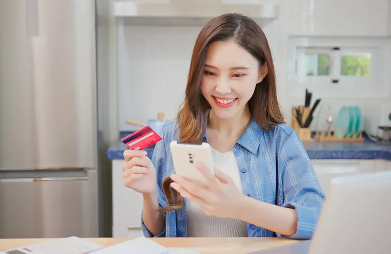 บัตรเครดิต กับ บัตรเดบิต ต่างกันอย่างไร เลือกแบบไหนตอบโจทย์