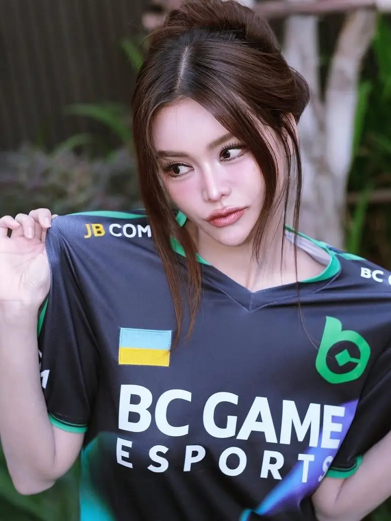 "เสื้อเจอร์ซีย์อีสปอร์ต" บุกฟีดครีเอเตอร์ไทย จากยูนิฟอร์มในเกม สู่ไอเทมสตรีทแวร์ที่เริ่มถูกหยิบมาใส่ในชีวิตประจำวัน
