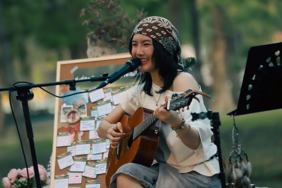 "AernAver (เอินเอเวอร์)" เปิดพื้นที่เล็กๆ ร้องเพลงฮีลใจกลางสวนรถไฟ!! ในงาน "The Last Golden Hour ก่อนที่เราจะไม่รักกัน...จริงๆ"