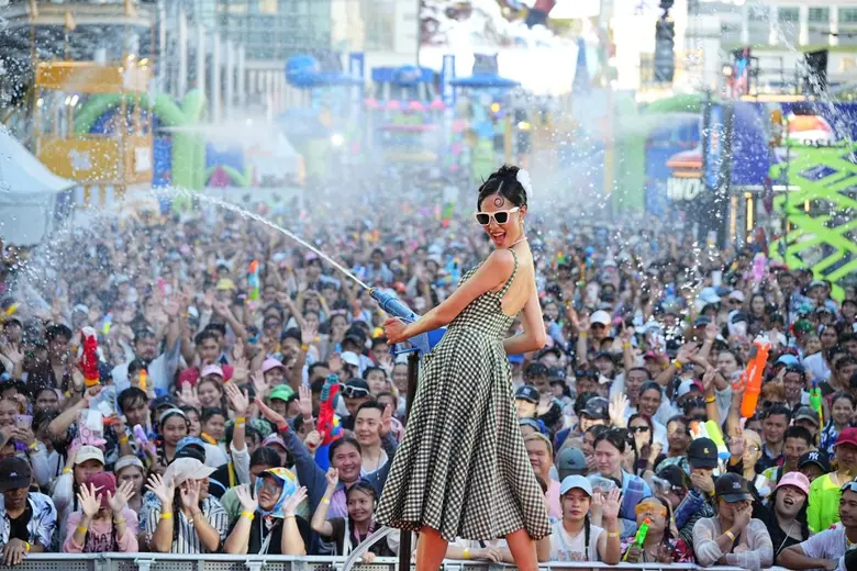 โมเมนต์ประวัติศาสตร์! ตอกย้ำสงกรานต์ไทยขึ้นแท่นเทศกาลโลก เซ็นทรัลเวิลด์ต้อนรับ Miss World "โอปอล สุชาตา" ร่วมเล่นน้ำสงกรานต์กับคนไทย-นักท่องเที่ยวนับแสน