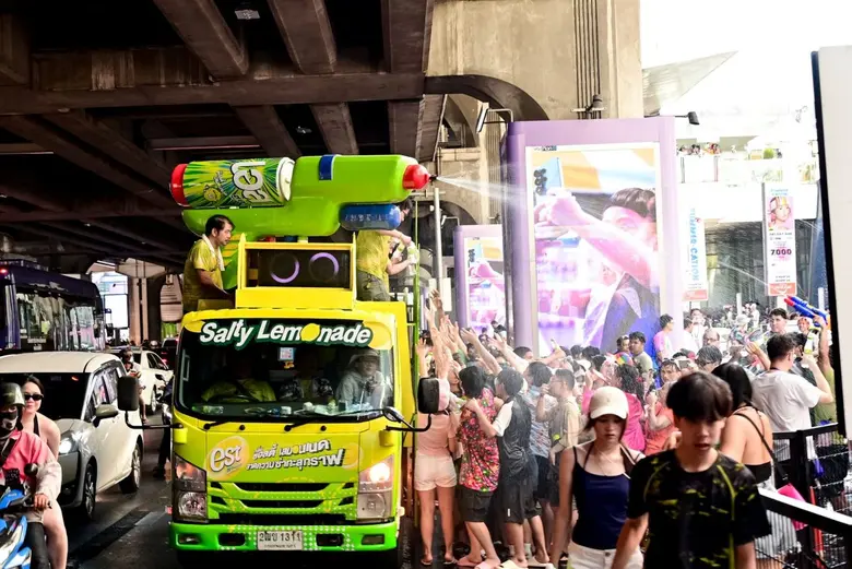 สาดความซ่ากระหึ่มทั่วประเทศ! "เอส" เปิดตัว "est Shoot Salty Lemonade" ยึดแลนด์มาร์คสาดน้ำทั่วไทย บูสทะลุกราฟให้ฉ่ำช่วงสงกรานต์