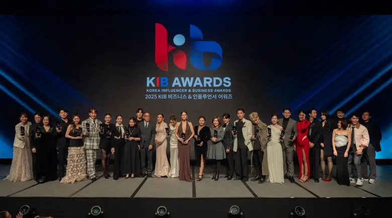 "ก้อง ณพัฒน์" ปักหมุดกลางกรุงโซล ขึ้นรับรางวัลในงาน "Korea influencer &amp; Business Awards 2025"