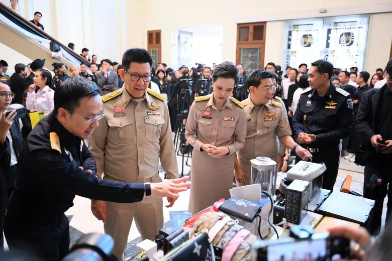 รัฐบาลผนึก "เศรษฐกิจ-ความมั่นคง-ยุติธรรม" ปราบสินค้าละเมิดฯ 6 เดือน จับ 332 คดี ยึดกว่า 1.3 ล้านชิ้น มูลค่าเสียหายทะลุ 2,300 ล้าน ยกระดับความเชื่อมั่นการค้า-การลงทุนไทย เสริมภาพลักษณ์ในเวทีโลก