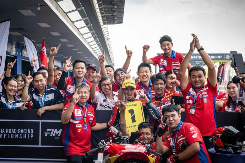 ธงไทยกระหึ่มเอเชีย! 5 นักบิดผงาดกวาดโพเดียม ซิว 2 แชมป์ ศึก Asia Road Racing สนาม 2