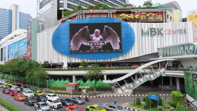 แฟน LISA ทำถึง! ส่งนางฟ้า "Bad Angel" ขึ้นจอใหญ่ใจกลางกรุงเทพฯ หลังรวมพลังยอดดิจิทัลทะลุเป้า ทำแฟนโปรเจกต์สุดยิ่งใหญ่ได้สำเร็จ