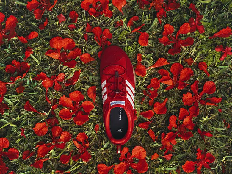 อาดิดาส ออริจินอลส์ และ Bad Bunny กลับมาพร้อมรองเท้า Ballerina ในสี Vivid Red ถ่ายทอดแรงบันดาลใจจากการผลิบานของต้นฟลัมโบยานในเปอร์โตริโก