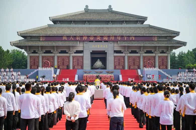 เมืองสุยโจวจัดพิธีสักการะจักรพรรดิเหยียนอย่างยิ่งใหญ่ สืบสานมรดกภูมิปัญญาทางวัฒนธรรมระดับชาติ