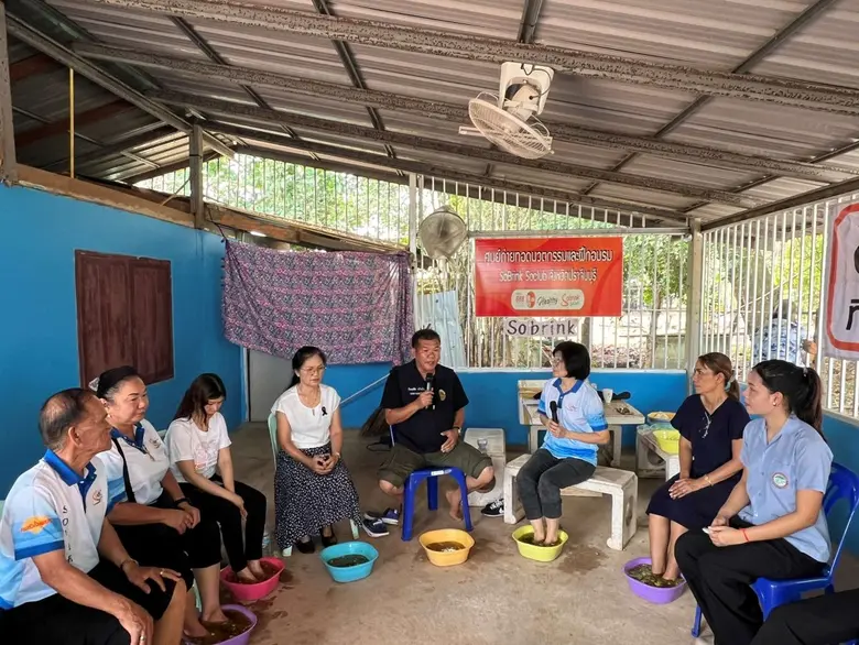 สสส.-สคล. ชูโมเดลชุมชนบ้านหอย ผ่านกิจกรรม "แช่เท้า เล่าเรื่อง" ใช้สุขภาพนำทาง สู่การเลิกเหล้า-ปลดหนี้ คืนความสุขให้ครอบครัว