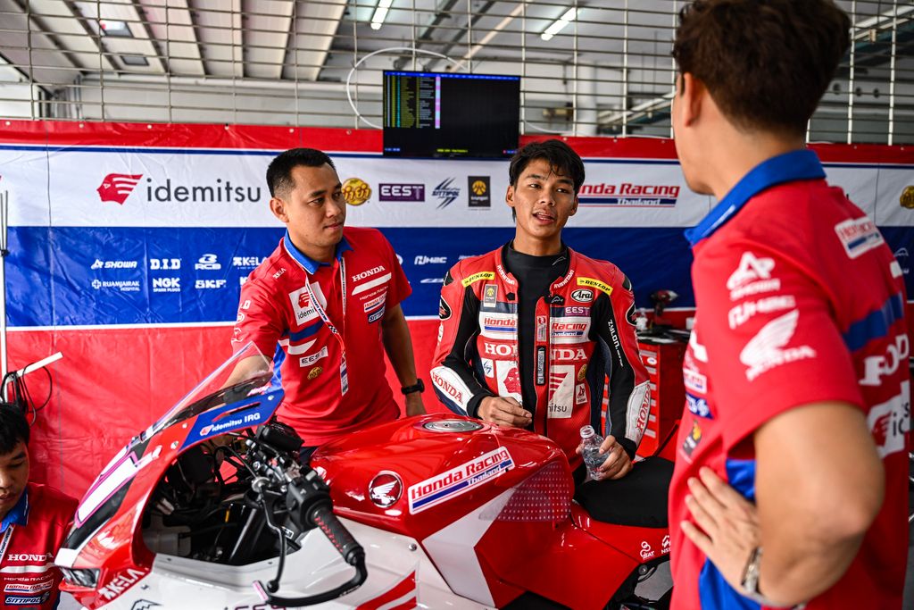 "ฮอนด้า เรซซิ่ง ไทยแลนด์" ส่ง "มิกซ์-ไฮเปค" บิด Honda CBR600RR ลุย MSBK สนาม 2 เดินหน้าอัพสกิล พร้อมพัฒนาทีมช่างไทยสู่สากล!