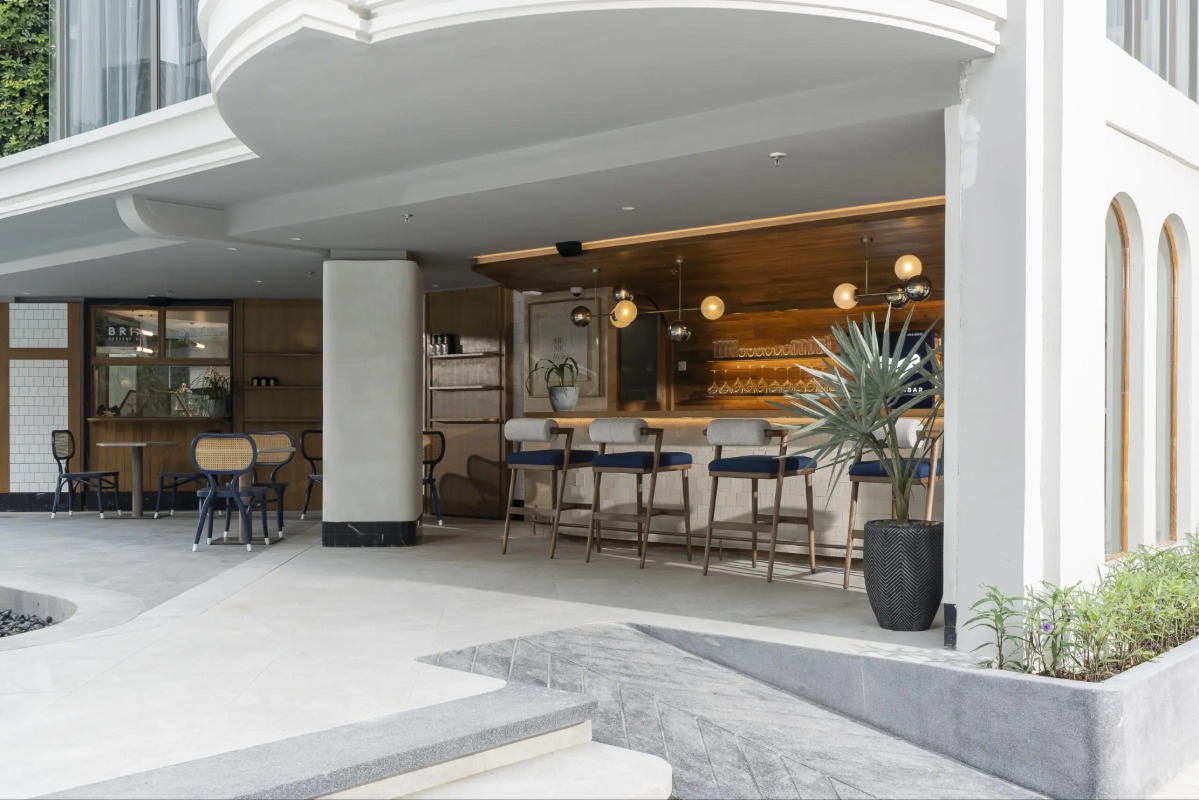 A Food Lover's Guide to Bangkok Riverside Dining: Hidden Gems & Culinary Icons