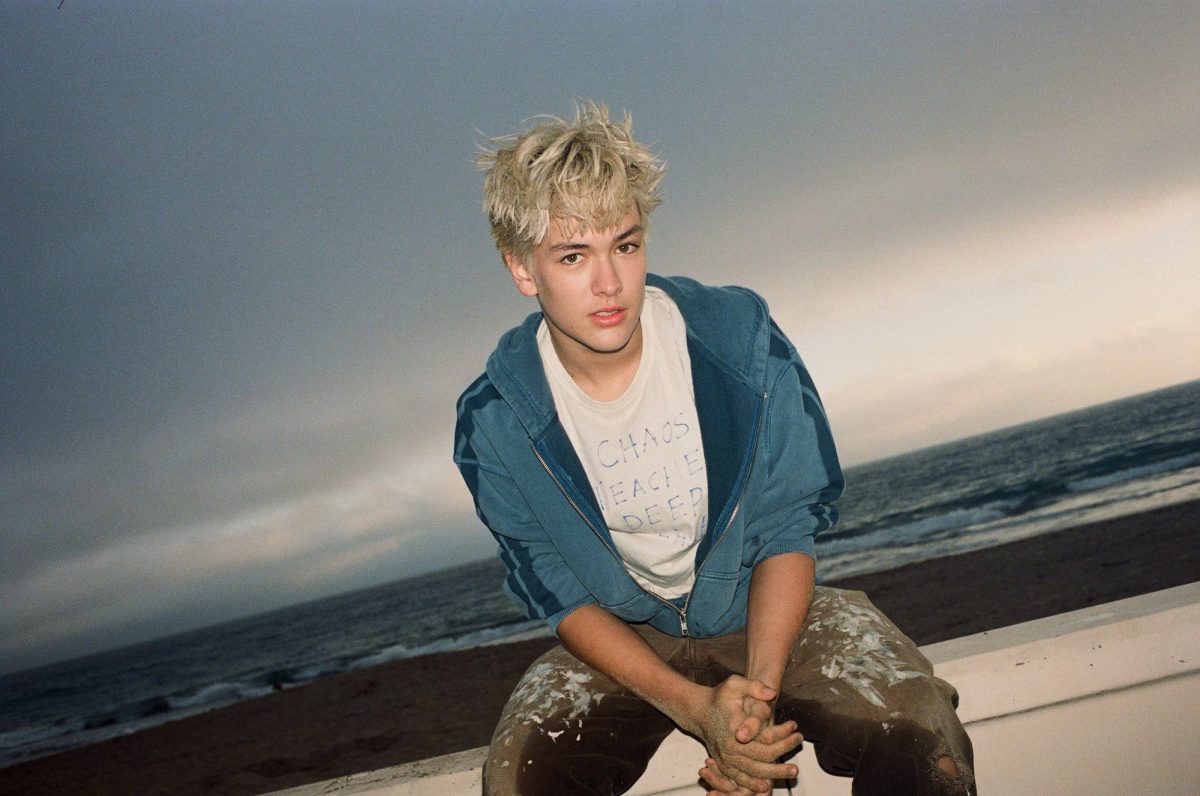 Hudson Stone ศิลปินดาวรุ่งมาแรงจาก Hollywood Records ปล่อยซิงเกิลเดบิวต์ "Overthinker" โดนใจคนคิดมาก ที่เมื่อตกหลุมรัก ก็ยอมปล่อยให้หัวใจนำทางไปได้ง่าย ๆ