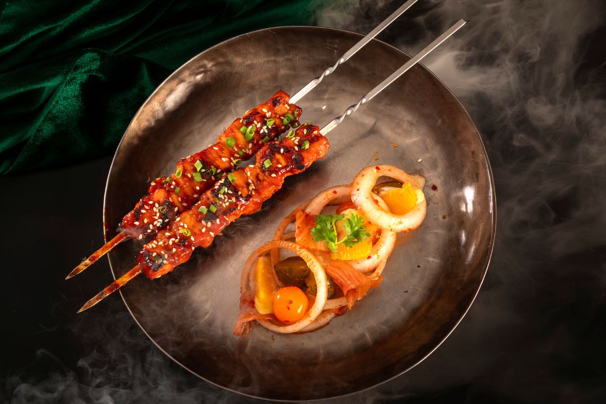 สัมผัสรสชาติเข้มข้นสไตล์เกาหลีกับ "หมูสามชั้นย่างซอสโคชูจัง" ที่ คูลลิ่ง ทาวเวอร์ รูฟท็อป บาร์