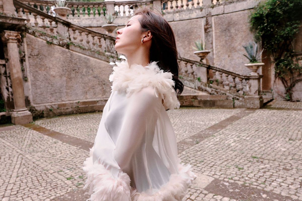 LIM KIM ศิลปินสาวสวยเสียงดีจากเกาหลีใต้ บันทึกการเติบโตผ่านอัลบั้มใหม่ Exit to Nowhere พร้อมปล่อยมิวสิกวิดีโอเพลงใหม่ "Never Gonna Be Alone" ในภาพขาวดำสวยคลาสสิก
