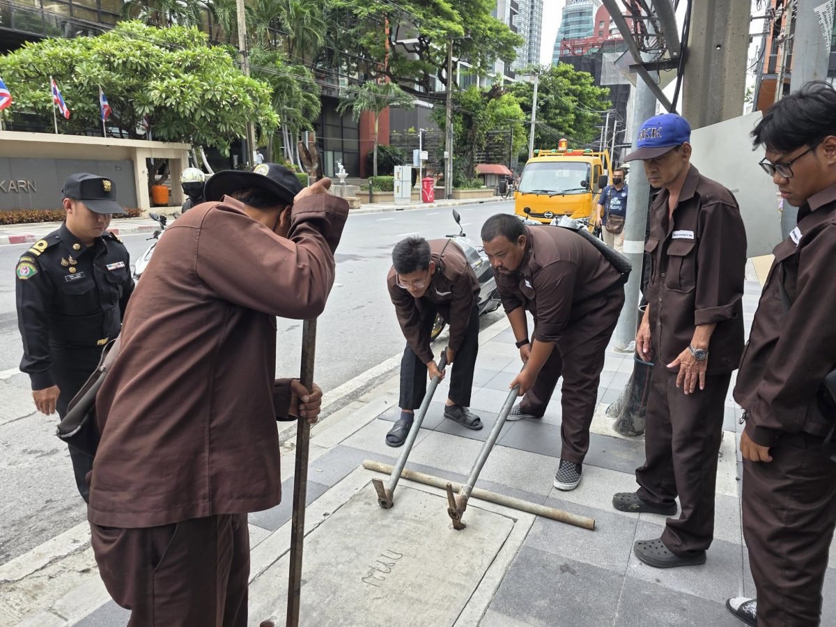 เขตปทุมวัน-หน่วยงานที่เกี่ยวข้องเร่งแก้ปัญหาท่อระบายน้ำถูกตัดทิ้งบริเวณถนน ป้องกันน้ำท่วมขังใต้อาคาร