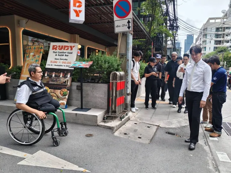 เขตปทุมวัน ติดตามการแก้ปัญหาขยะ พร้อมปรับปรุงทางเท้าและภูมิทัศน์บริเวณถนนเพลินจิต-ถนนวิทยุ
