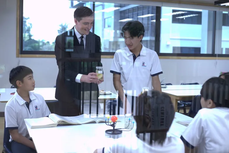กลุ่มโรงเรียนเด่นหล้า ต่อยอดความสำเร็จ เปิดตัว "Denla Pre-College" หลักสูตรมัธยมปลายมาตรฐานสากล ชูแนวคิด 'Future by Design' ผนึกกำลัง มจธ. - KOSEN ปั้นนักเรียนสู่มหาวิทยาลัยชั้นนำระดับโลก