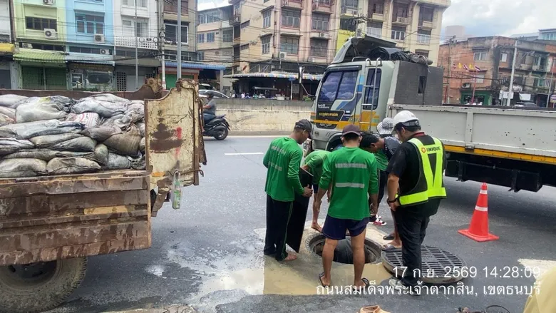 เขตธนบุรี แก้ปัญหาน้ำท่วมซอยตากสิน 25 ประสานผู้รับจ้างเก็บกระสอบทรายที่ค้างในท่อ พร้อมจัดหน่วยเฝ้าระวังช่วงฝนตก