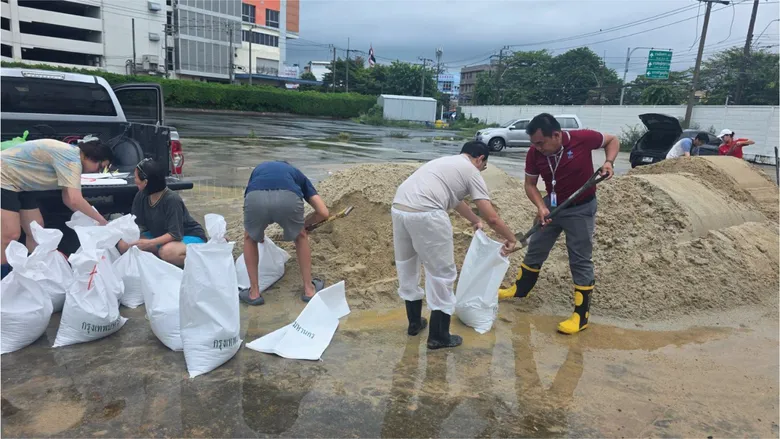 โรงพยาบาลนวเวช เคียงข้างชุมชนร่วมมือกับเขตบึงกุ่ม สนับสนุนพื้นที่บรรจุทราย เพื่อช่วยเหลือผู้ประสบภัยน้ำท่วมในพื้นที่