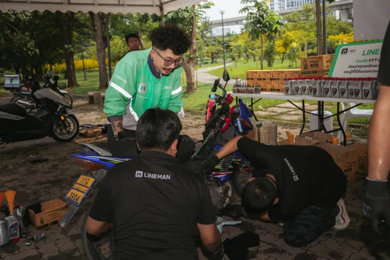 LINE MAN ช่วยฟื้นฟูผู้ประสบภัยน้ำท่วม จัดซ่อมแซมจักรยานยนต์ฟรีแก่ประชาชน และไรเดอร์ทุกค่าย