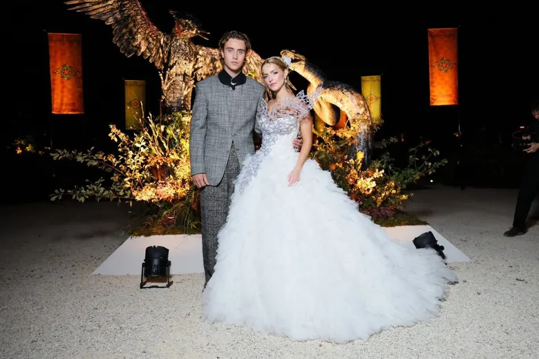 "The Hunger Games" บุกปารีสแฟชั่นวีค ยกทัพคอสตูมสุดอลัง โชว์พลัง "แต่งองค์ทรงอำนาจ"