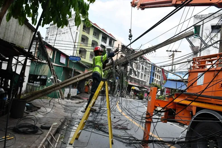 เขตภาษีเจริญ ประสาน กฟน. แก้ไขเหตุรถบรรทุกเกี่ยวสายไฟฟ้าจนเสาล้ม ซอยเพชรเกษม 48 แยก 31