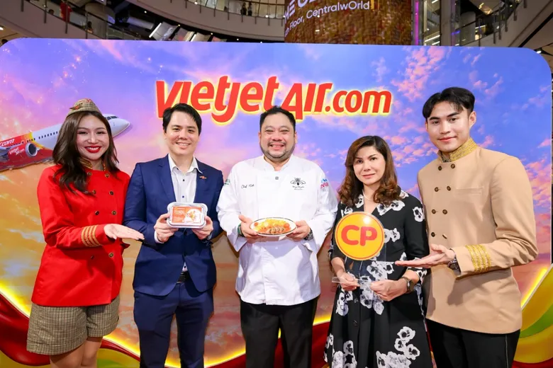 เช็กอินความอร่อยเหินฟ้า! "เวียตเจ็ทไทยแลนด์ x ซีพีเอฟ" ดึง "เชฟนิค วังหิ่งห้อย" รังสรรค์เมนูฟิวชัน "สปาเก็ตตี้แกงเผ็ดเป็ดย่าง" พร้อมเสิร์ฟบน Sky Cafe ทุกเที่ยวบินแล้ววันนี้