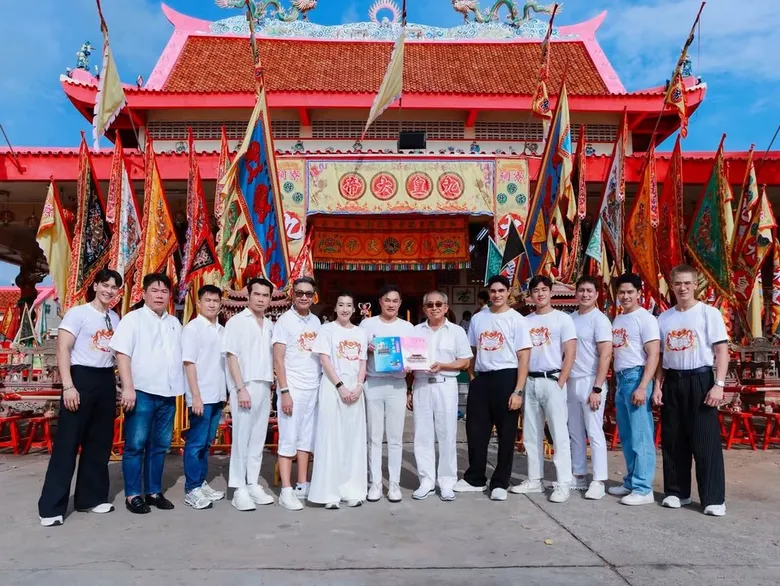 พี่คิม พี่กบ แห่งร้านอาหารตู้กับข้าว ชวน Mister International 2026 และ MI THAILAND พร้อมเหล่าเซเลบริตี้ โชว์ฝีมือผัดหมี่ฮกเกี้ยนเจกระทะยักษ์