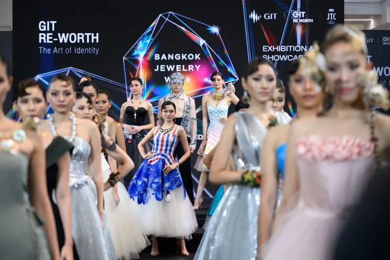 เริ่มแล้ว GIT BANGKOK JEWELRY WEEK 2026 @SILOM SPECIAL EDITION 19 - 22 ตุลาคม 2569โชว์เครื่องประดับต้นแบบ 35 ผลงาน พร้อมร้านค้าจากผู้ประกอบการ 15 แบรนด์ จาก "GIT Re-Worth"