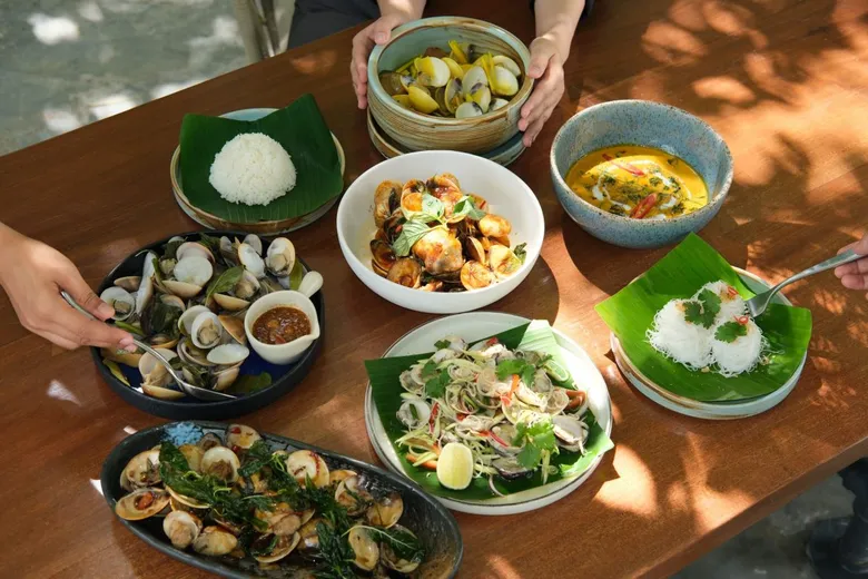 ภูเก็ต แมริออท รีสอร์ท แอนด์ สปา ในยางบีช ชวนสัมผัสรสชาติแห่งท้องทะเล ผ่านเมนูหอยตลับเกาะปลิง "A Taste of Koh Pling's Local Tides"