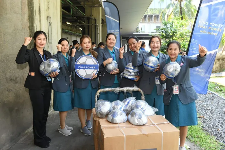 โครงการ "ล้านลูก ล้านพลัง สร้างฝันเด็กไทย" รวมพลัง "พนักงาน คิง เพาเวอร์" เป็น "สะพานบอล" ส่งต่อลูกฟุตบอลเติมฝันเด็กไทยทั่วประเทศ